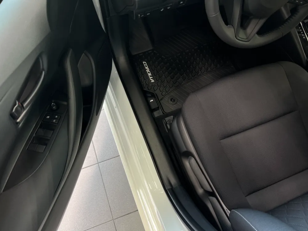 2023 toyota corolla hybrid le white 17